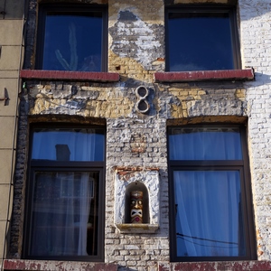 Quatre fenêtres sur un ancien mur et niche renfermant un masque tribal - Belgique  - collection de photos clin d'oeil, catégorie rues